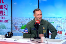 Brice, alias Vlad, est l'actuel leader de la Patrouille de France. Dans "Un jour, une vie", il raconte les coulisses du métier de pilote de chasse
