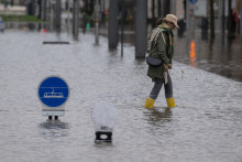 Une femme marchant dans une rue inondée d'Angers