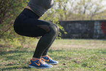 Une femme faisant des squats (photo d'illustration).