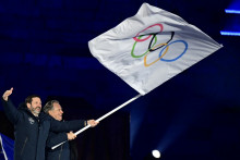 Les présidents des régions Paca et Aura, Renaud Muselier et Fabrice Pannekoucke, lors de la cérémonie de clôture des JO 2026 à Vérone, le 23 février.