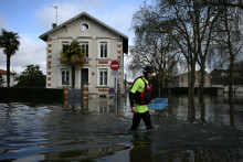La ville de Saintes, en Charente-Maritime, sous les eaux après la crue de février 2026