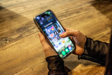 Des icônes de réseaux sociaux affichées sur un smartphone tenu en main sont visibles sur cette photo d’illustration prise à Sartène, en Corse (France), le 30 janvier 2026.