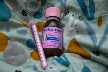 Un flacon de Doliprane enfant en suspension buvable.