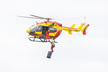 Un hélicoptère de la Sécurité civile française équipé d'une civière pliante. (Illustration)