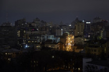 Vue nocturne de Kiev alors que le maire de la ville a déclaré un couvre-feu, le 24 février 2022 en Ukraine.