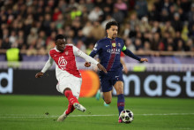 L'attaquant monégasque Folarin Balogun au duel avec le défenseur du PSG Marquinhos lors du barrage aller de Ligue des champions, le 17 février 2026 au stade Louis-II.