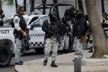 Des membres de la Garde nationale mènent une opération à Mexico, au Mexique, le 22 février 2026, après que les forces fédérales ont tué "El Mencho", chef du cartel Jalisco New Generation Cartel, à Guadalajara.