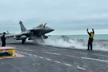 Un Rafale Marine prêt à être catapulté depuis le porte-avion Charles de Gaulle, en février 2026.