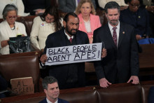 L'élu démocrate du Texas Al Green brandit une pancarte "Les Noirs ne sont pas des singes", avant d'être expulsé du discours sur l'état de l'Union de Donald Trump devant le Capitole, le 24 février 2026 à Washington.