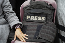 Le gilet du journaliste palestinien Abd Shaat, tué dans une frappe israélienne le 21 janvier 2026, présent lors de ses funérailles le 22 janvier 2026, à Gaza.