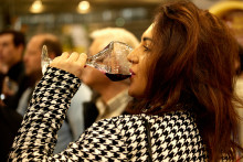 Des personnes dégustent du vin lors du Salon international de l'agriculture à Paris Expo Porte de Versailles, à Paris, le 24 février 2026.