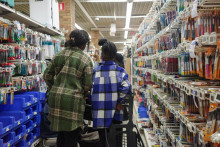 Une famille en train de faire des achats de fournitures scolaires dans un supermarché (image d'illustration).