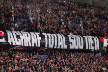 La banderole déployée au Parc des Princes pour soutenir Achraf Hakimi, latéral du PSG renvoyé en procès pour viol, lors du barrage retour de Ligue des champions contre Monaco, le 25 février 2026.