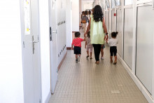 Une assistante maternelle accompagne des enfants (illustration)