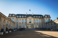 La façade principale du palais de l'Élysée vue depuis la porte d'entrée.