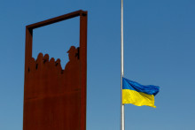 Le drapeau ukrainien est en berne sur Maïdan Nezalezhnosti à Kyiv, en Ukraine, le 29 août 2025