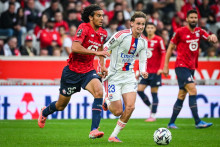 Le Lillois Ayyoub Bouaddi au duel avec le Lyonnais Tyler Morton en Ligue 1, le 28 septembre 2025 au stade Pierre-Mauroy.