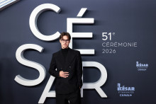 Le youtubeur français Sébastien  Frit pose sur le tapis rouge à son arrivée à la 51e cérémonie des César, qui se tient à l’Olympia à Paris le 26 février 2026.