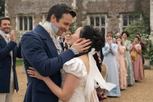 De gauche à droite Jonathan Bailey dans le rôle d'Anthony Bridgerton, Luke Thompson dans le rôle de Benedict Bridgerton, Yerin Ha dans le rôle de Sophie Baek dans l'épisode 408 de "La Chronique des Bridgerton".