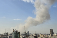 De la fumée dans le ciel de Téhéran après des frappes "préventives" d'Israël et des Etats-Unis, le 28 février 2026