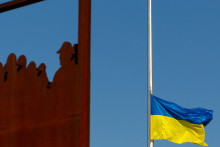 Le drapeau ukrainien est en berne sur Maïdan Nezalezhnosti à Kyiv, en Ukraine, le 29 août 2025