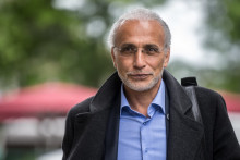 Le célèbre islamologue suisse Tariq Ramadan arrive au tribunal de Genève le 29 mai 2024 pour le dernier jour de son procès en appel pour viol et contrainte sexuelle.