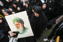 Des personnes brandissent une photo de l'ancien guide suprême iranien, l'ayatollah Ali Khamenei