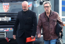 Christophe Ellul (à gauche) arrive avec son avocat au tribunal correctionnel de Soissons (Aisne), ce mardi 3 mars 2026.