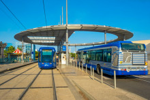 Un bus et un tramway dans le quartier Odysseum à Montpellier. (Illustration)