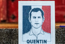 Une pancarte portant l'inscription "Quentin tué par les milices de Mélenchon" est affichée sur un escalier lors d'une cérémonie d'hommage organisée à Nantes,