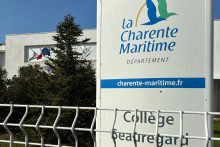 Un collégien de 13 ans a poignardé mercredi matin un autre élève du même âge au sein d'un établissement public de La Rochelle.