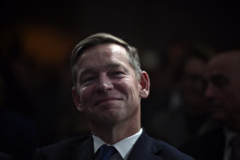 Le PDG de McDonald's, Chris Kempczinski, écoute les propos du président des États-Unis, Donald Trump, lors du McDonald's Impact Summit à Washington, DC, le 17 novembre 2025.