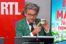 Olivier Dauvers sur RTL le 5 mars 2026, en compagnie d'une boîte de rillettes végétales de la marque Nudj.