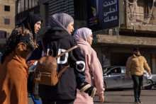 Des habitants de la banlieue sud de Beyrouth fuient la zone après que l’armée israélienne a menacé toute la région de Dahiyeh d’un ordre d’évacuation le 5 mars 2026 à Beyrouth, au Liban.