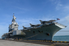 Des avions de chasse Rafale Marine français sont visibles sur le pont d'envol du porte-avions français Charles de Gaulle lors d'une visite de presse à la base navale de Changi à Singapour, le 4 mars 2025.