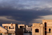 De la fumée s'élevant au-dessus de Téhéran après les frappes israéliennes samedi 7 mars 2026.