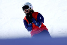 Cécile Hernandez, de l'équipe de France, célèbre sa médaille d'or remportée lors de la grande finale du snowboard cross paralympique, lors de la deuxième journée des Jeux de Milan-Cortina 2026, le 8 mars 2026.