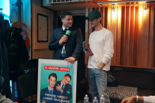 Loris Giuliano annonçait à Pierre Niney qu'ils allaient se produire à l'Accor Arena le 9 mars 2026.