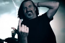 Tommy DeCarlo dans le clip "Lightning Strikes Twice".