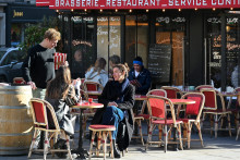 Des Français à la terrasse d'une brasserie à Paris (image d'illustration)