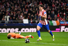 Julian Alvarez (Atlético de Madrid) inscrit le troisième but de son équipe, tandis qu'Antonin Kinsky (Tottenham) affiche une mine déconfite lors du match aller des huitièmes de finale de la ligue des champions, le 10 mars 2026