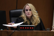 La juge Theresa McGonigle lors de la première audience d'Ivana Lisette Ortiz accusée d'avoir tiré sur la maison de Rihanna