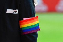 Un officiel de la LFP porte un brassard avec le drapeau arc-en-ciel LGBTQIA+ lors du match entre Stade Brestois 29 (Brest) et AJ Auxerre; à Brest, le 14 mai 2023.
