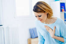 Une femme qui fait un infarctus (illustration)