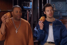 Harry Style et son acolyte Kenan Thompson dans la vidéo publiée par le "Saturday Night Live".