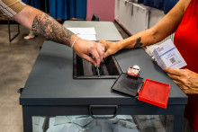 Des électeurs déposent un bulletin de vote dans l'urne (illustration).