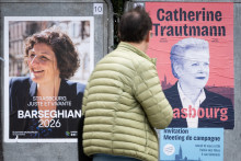 Des affiches électorales pour la maire sortante, l'écologiste Jeanne Bargeshian, et l'une de ses adversaires, l'ex-maire socialiste Catherine Trautmann, lors de la campagne des élections municipales à Strasbourg (Bas-Rhin), le 10 mars 2026.