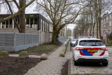 Une voiture de police garée devant une école juive d'Amsterdam où une explosion est survenue dans la nuit de vendredi 13 à samedi 14 mars.
