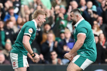 L'Irlandais Tommy O'Brien célèbre le cinquième essai de son équipe avec son compatriote Michael Milne contre l'Ecosse, le 14 mars 2026 à Dublin.