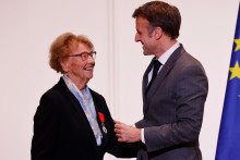 Yvette Vigié, 93 ans, maire de Nabirat (Dordogne) a été décorée de la Légion d'honneur en 2023 par Emmanuel Macron